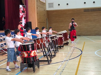 勇壮な太鼓の演奏を鑑賞 | 関西創価小学校